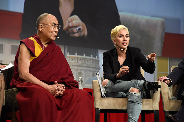 Леди Гага встретилась с Далай-ламой в Индианаполисе (фото 1)