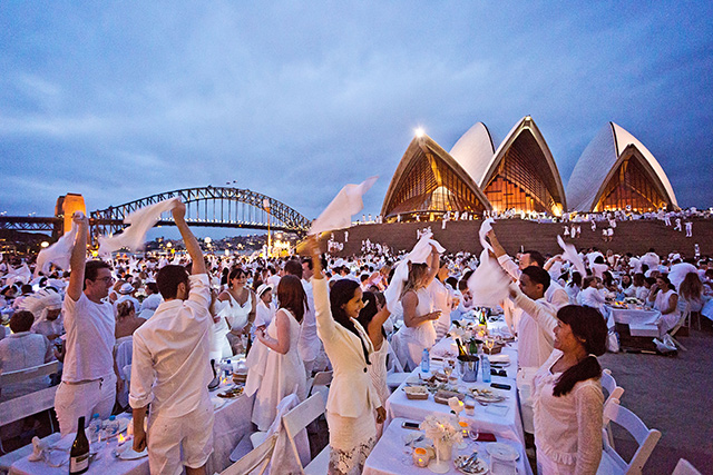 Тысячи гостей в белом у Sydney Opera House (фото 3)