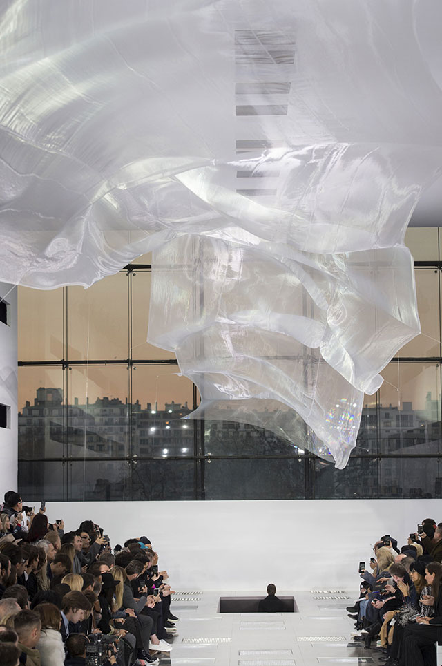 Невыносимая легкость бытия: инсталляция Шинджи Омаки на показе Louis Vuitton (фото 1)
