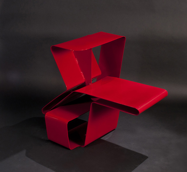 Обратите внимание: скульптурное металлическое кресло Möbi (фото 1)