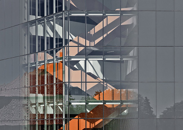 Оранжевая лестница-зигзаг в John Abbott College в Канаде (фото 1)