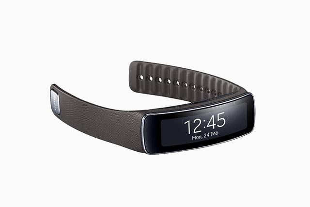 Объект желания: новый фитнес-браслет Samsung Gear Fit (фото 1)