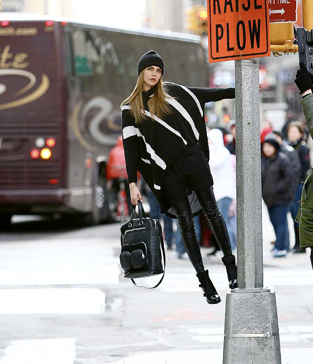 Кара Делевинь на съемках рекламы DKNY (фото 4)