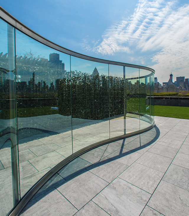 Стеклянная инсталляция на крыше нью-йоркского Метрополитен-музея (фото 3)