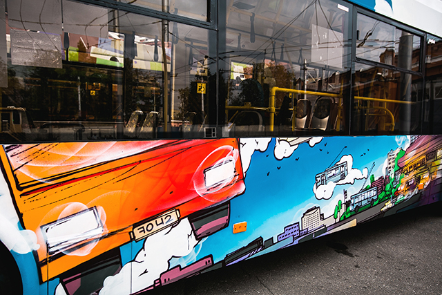 В Москве появились арт-троллейбусы (фото 2)