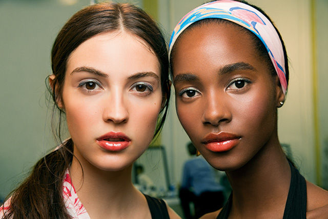 Идея летнего макияжа: бэкстейдж показа круизной коллекции Chanel (фото 1)