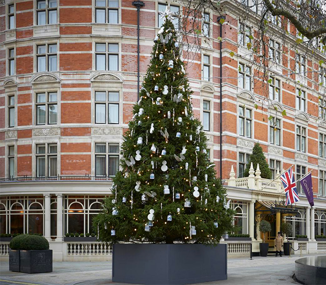Рождество вокруг нас: Дэмиен Херст украсил елку (фото 1)