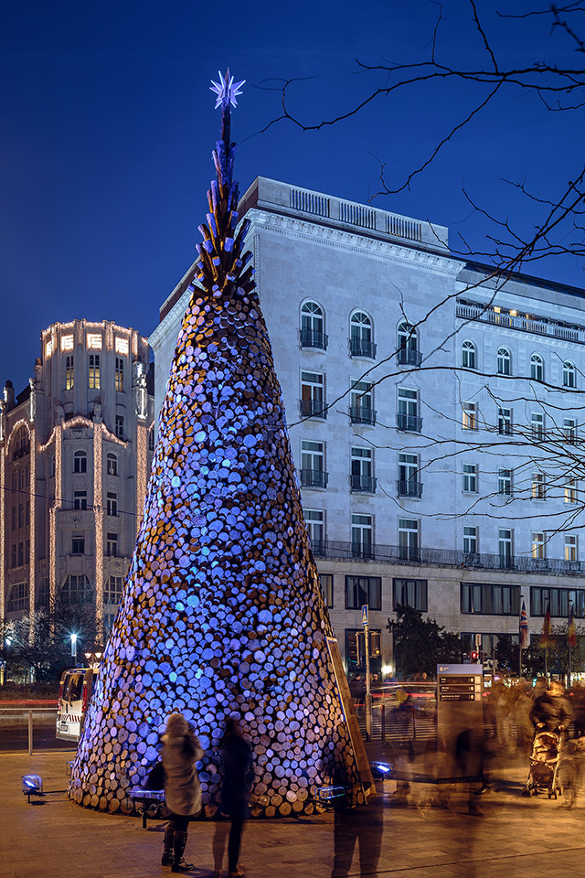 В Будапеште установили новогоднюю елку из поленьев (фото 1)