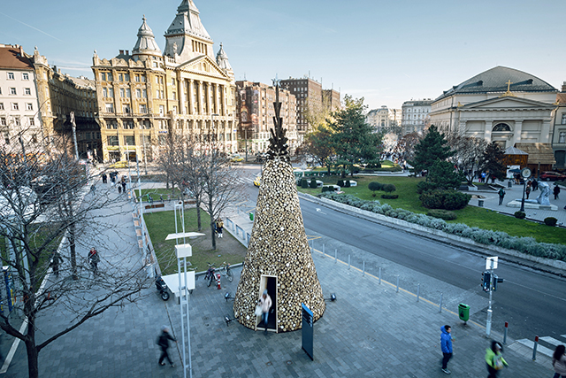 В Будапеште установили новогоднюю елку из поленьев (фото 2)