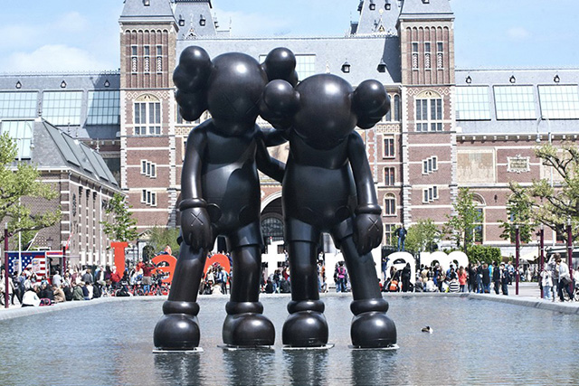 Стрит-арт-артист KAWS установит скульптуры по Амстердаму (фото 3)