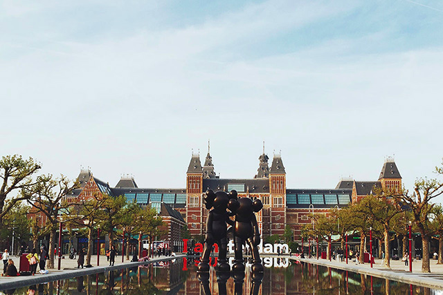 Стрит-арт-артист KAWS установит скульптуры по Амстердаму (фото 1)