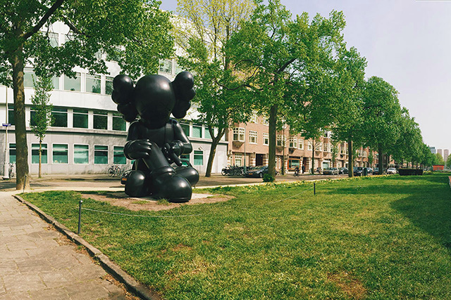 Стрит-арт-артист KAWS установит скульптуры по Амстердаму (фото 2)