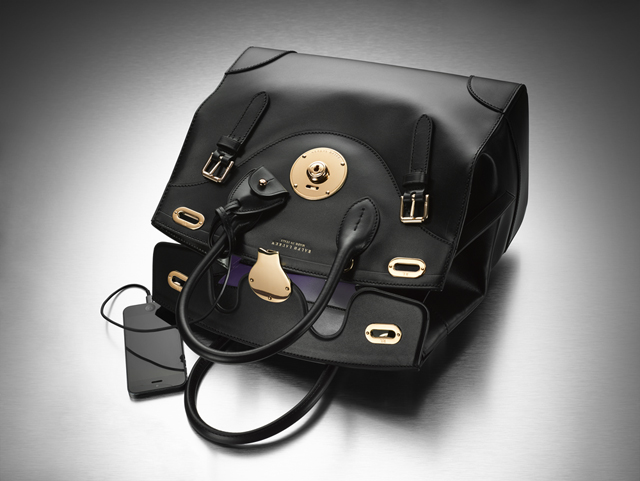 Ralph Lauren создали сумку, которая умеет заряжать телефоны (фото 1)