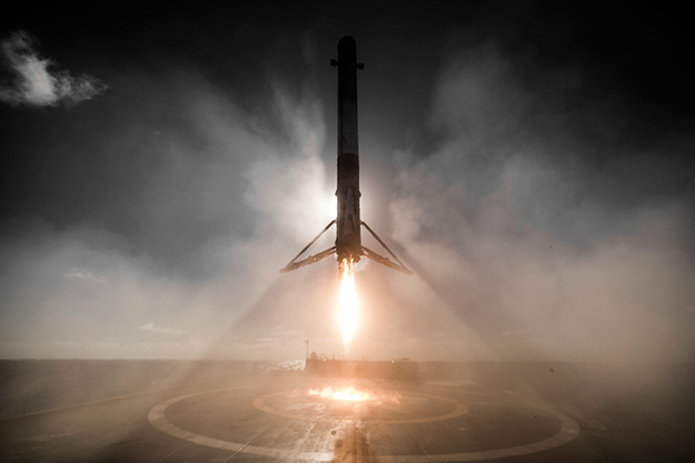 Фото дня: SpaceX показала посадку ракеты Falcon 9 (фото 1)