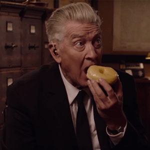 Дэвид Линч ест пончик в тизере нового «Твин Пикса»