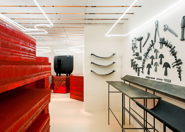 Studio Toogood создали провокационную инсталляцию в бутике Hermès (фото 2)