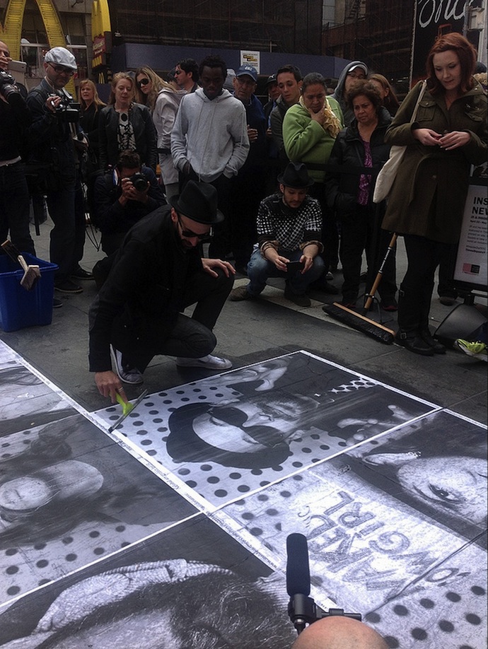 JR украшает улицы Нью-Йорка портретами прохожих (фото 3)
