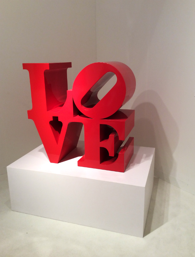 Скульптура LOVE Роберта Индианы на стенде Paul Kasmin Gallery