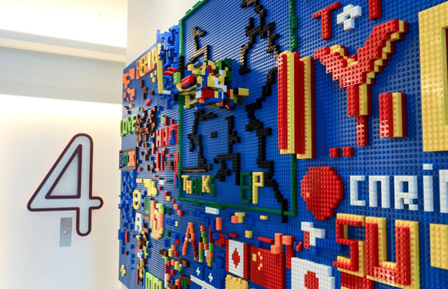Интерактивная стена Lego в гостинице Yotel (фото 3)