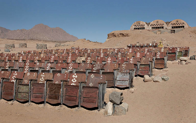 Заброшенный кинотеатр в Синайской пустыне (фото 1)