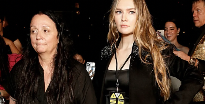 Колготкидегі кеңселік порно