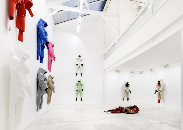 We Can't Go Home Again: "пустые тела" на выставке Дидье Фостино (фото 1)