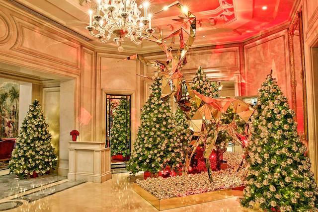 Лесные звери в рождественских декорациях Four Seasons Hotel George V (фото 2)