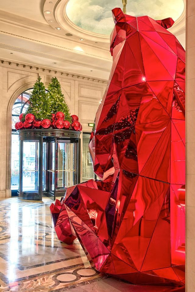 Лесные звери в рождественских декорациях Four Seasons Hotel George V (фото 4)