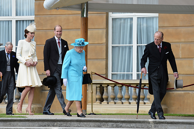 Прием королевы Елизаветы II в саду Букингемского дворца (фото 4)