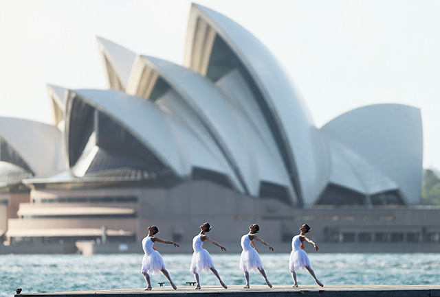 Австралийские балерины позируют перед началом "Лебединого озера" (фото 3)