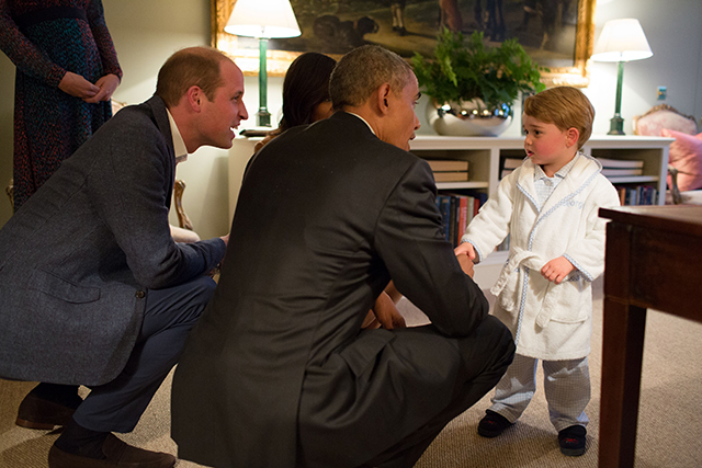 После ванны — на встречу с Обамой: принц Джордж поприветствовал президента США (фото 1)