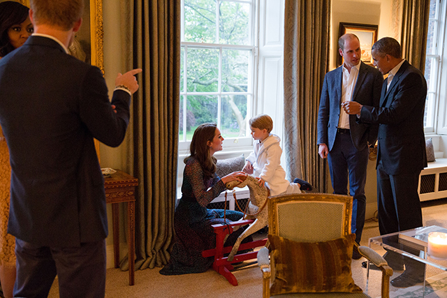 После ванны — на встречу с Обамой: принц Джордж поприветствовал президента США (фото 2)