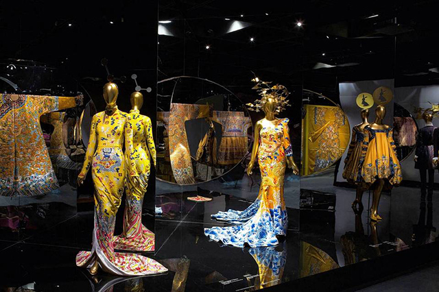 Экспозиция China: Through the Looking Glass побила рекорд выставки МакКуина (фото 1)