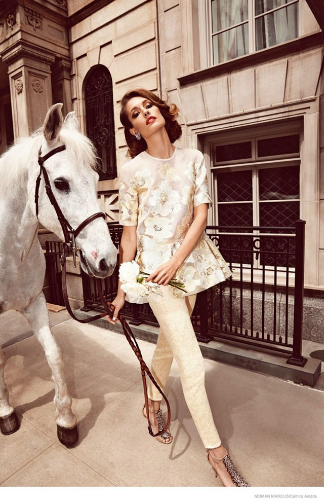 На белом коне: Надя Бендер в новой съемке для Neiman Marcus (фото 2)
