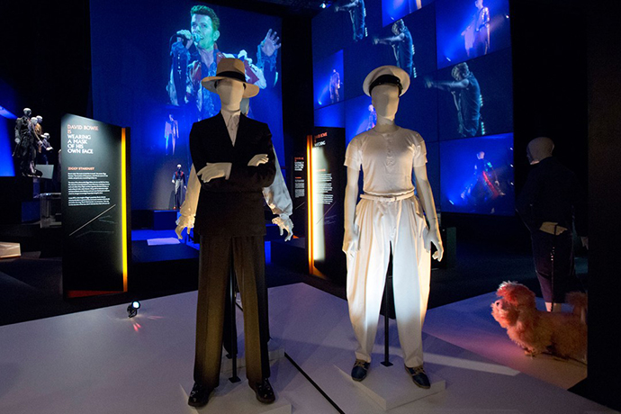 Экспонаты выставки - костюмы Дэвида Боуи