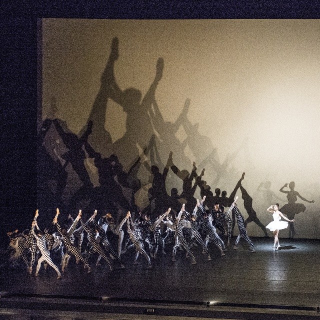 Les Bosquets: балет уличного художника JR на музыку Woodkid (фото 1)