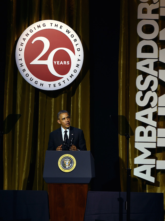 Барак Обама удостоен награды Ambassador for Humanity Award (фото 1)