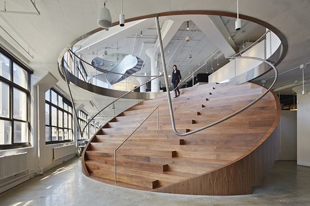 "Лестница-монета" в офисе рекламного агентства Wieden+Kennedy (фото 1)