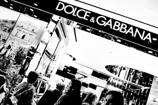 Моника Беллуччи на открытии корнера Dolce & Gabbana в ЦУМе (фото 10)