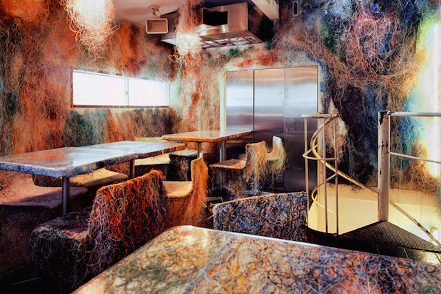 Кенго Кума оформил бар в Японии цветными проводами (фото 1)