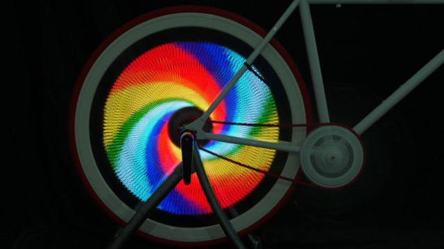 Крути колеса — показывай мультфильм: новый девайс для велосипедов (фото 1)