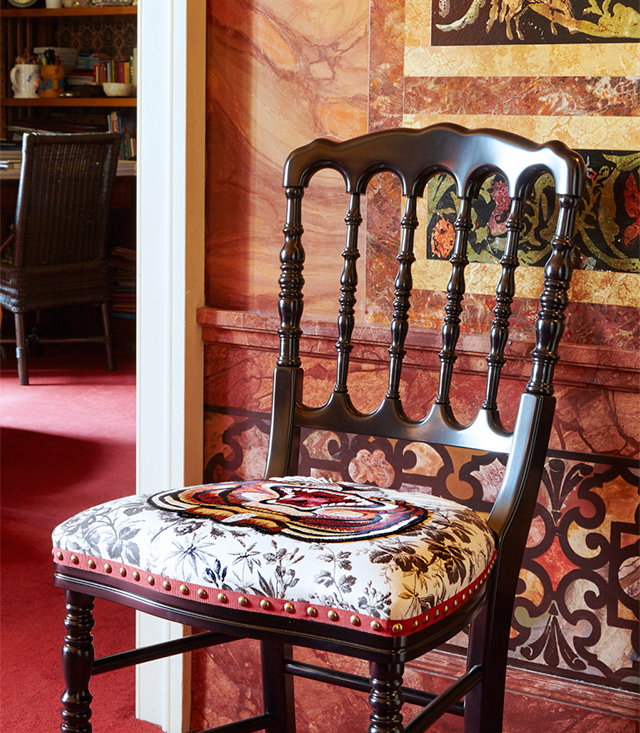 Срочно в номер: "Римское портфолио" Алессандро Микеле и стулья от Gucci (фото 1)