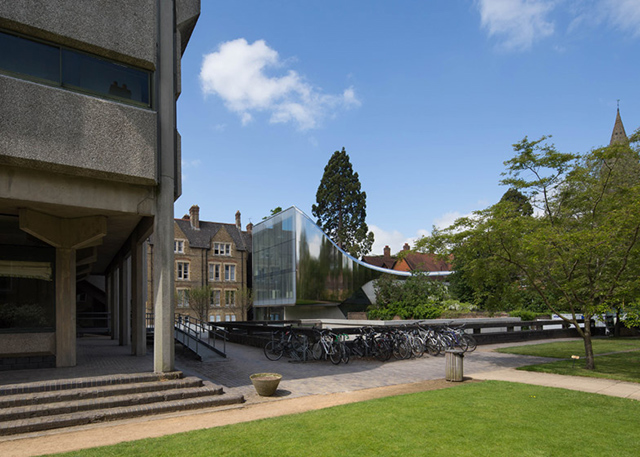 Библиотека от Захи Хадид в кампусе Оксфордского университета (фото 3)