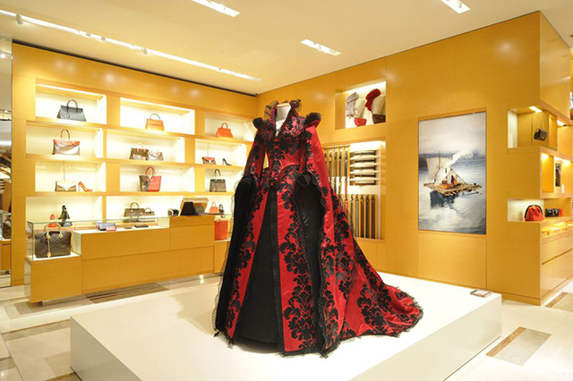 На новой выставке Louis Vuitton рассказывает историю костюма (фото 2)