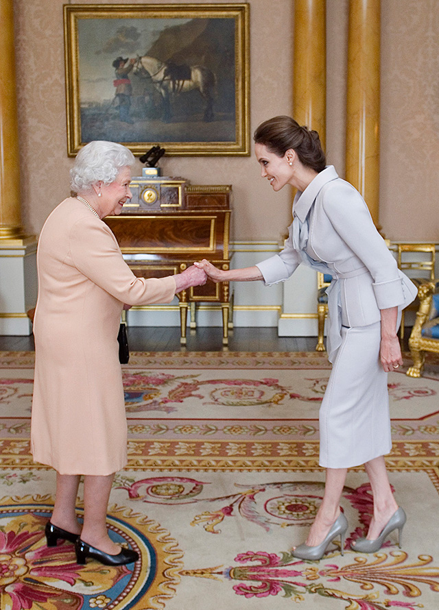 Елизавета II лично вручила Анджелине Джоли титул кавалерственной дамы (фото 2)