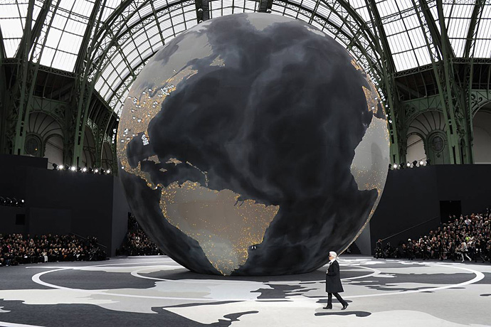 Карл Лагерфельд показе Chanel осень-зима 2013/14