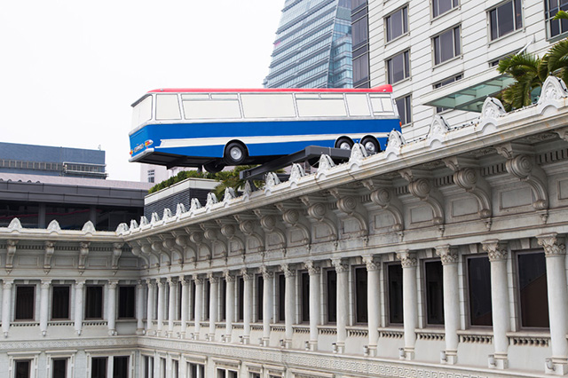 На крыше отеля Peninsula в Гонконге появился автобус (фото 2)