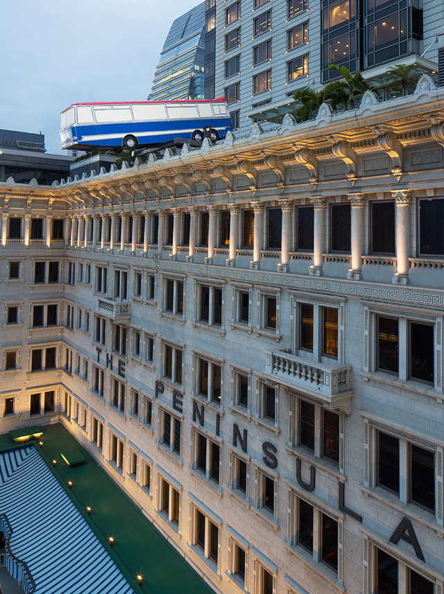 На крыше отеля Peninsula в Гонконге появился автобус (фото 3)