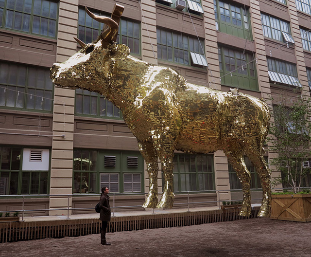 "Золотого быка" с деньгами разобьют в Бруклине (фото 1)