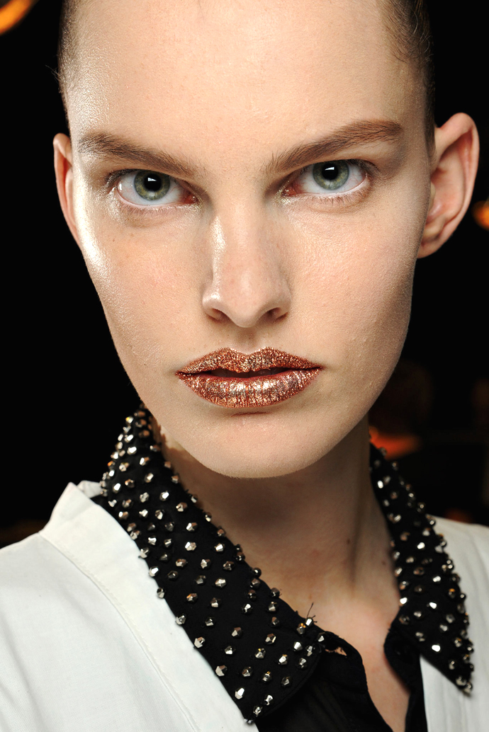 Красота в деталях: металлические губы на показе Christian Dior Couture (фото 1)